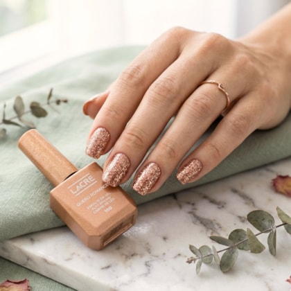 Esmalte em gel nude com glitter Quero Romance Lacre 10g 14