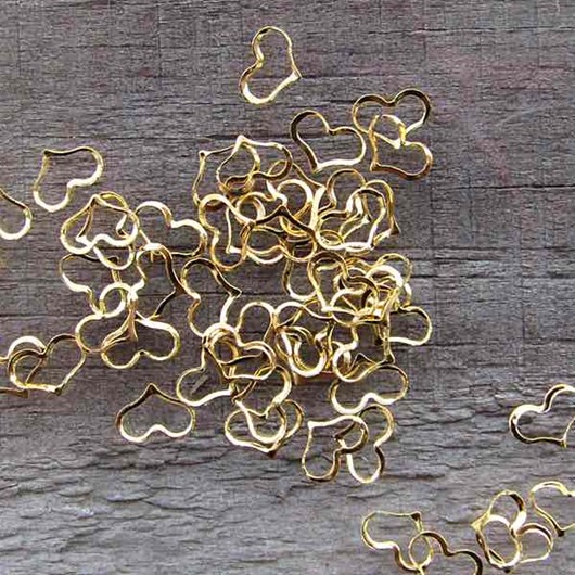 Folhas de Luxo 50 Peças - Modelo: Coração Vazado 4x5mm; Cor: Dourado - Imagem principal - 9cafa4ac-5cd2-4e36-9744-911b72c25a93