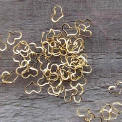 Folhas de Luxo 50 Peças - Modelo: Coração Vazado 4x5mm; Cor: Dourado Folhas de Luxo 50 Peças - Modelo: Coração Vazado 4x5mm; Cor: Dourado