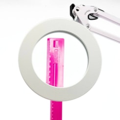 Luminária articulada de mesa branca com lupa Luminária articulada de mesa branca com lupa