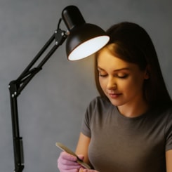 Luminária Articulada De Mesa Com Gancho