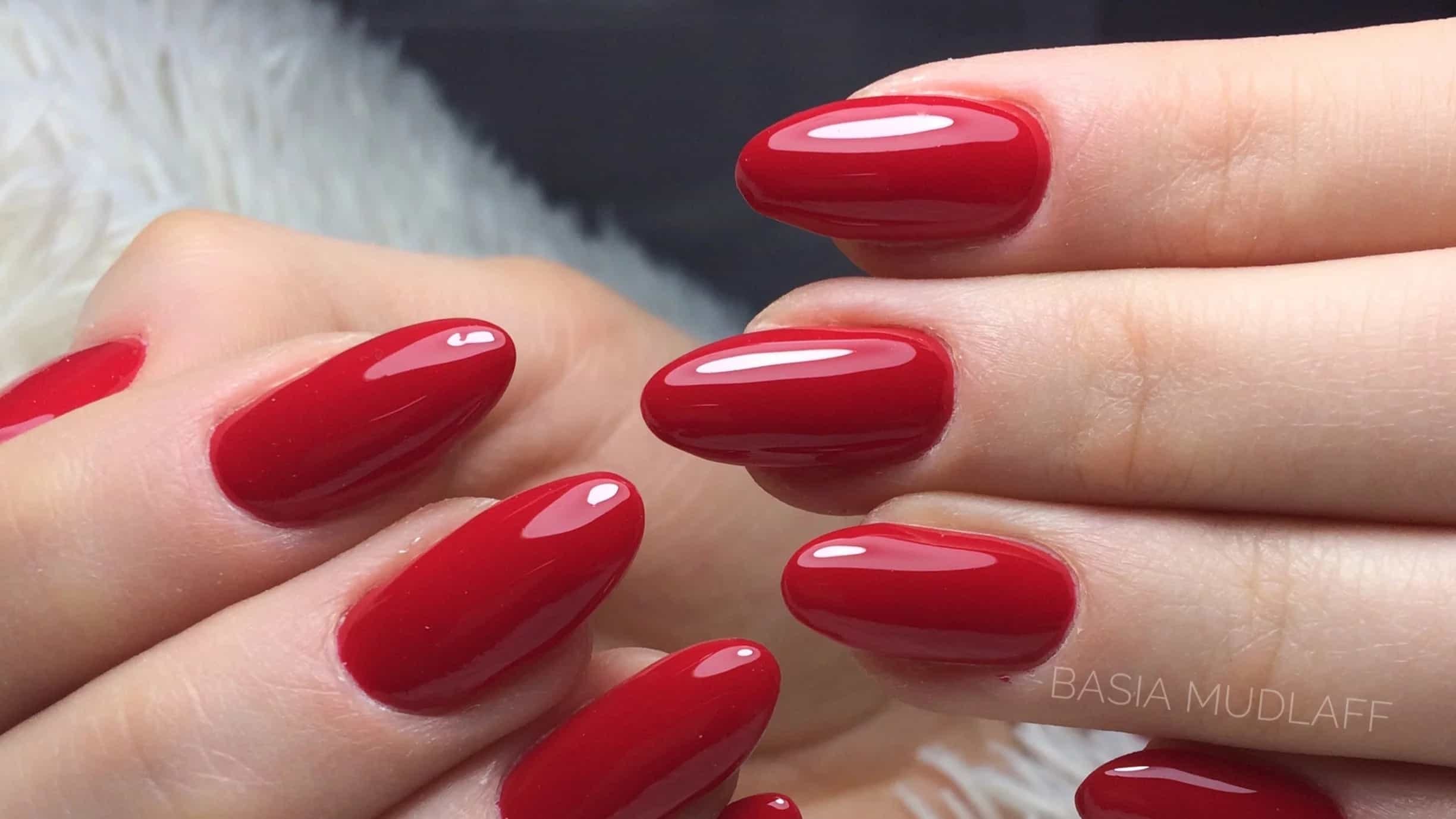 Esmalte em gel vermelho com top coat gel